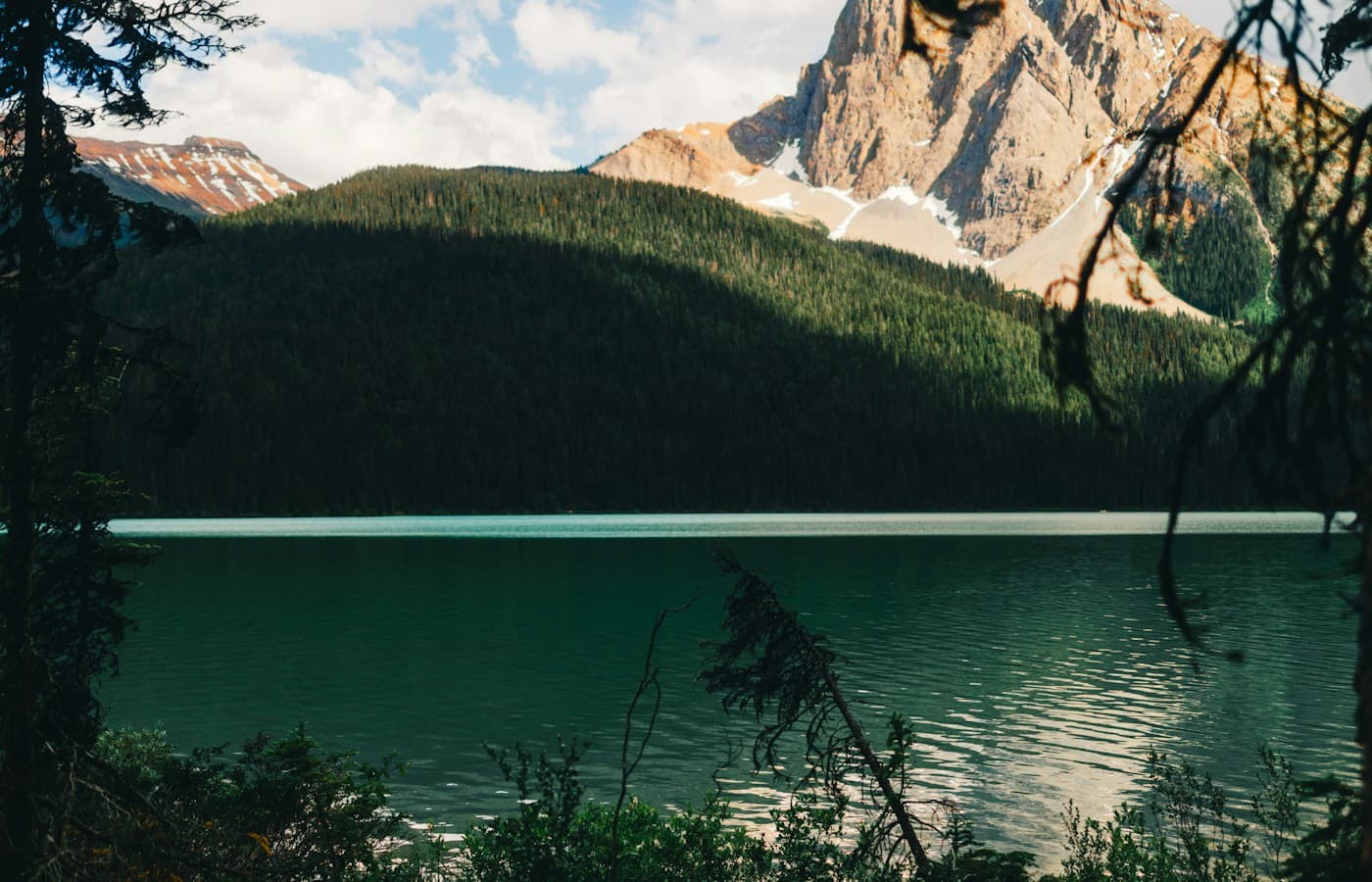 Majestic Canadian lake surrounded by lush forest — Buck Lake, Alberta